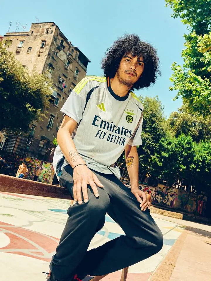 Fan im Trikot aus der Joga Bonito Kollektion auf einem Stadtplatz